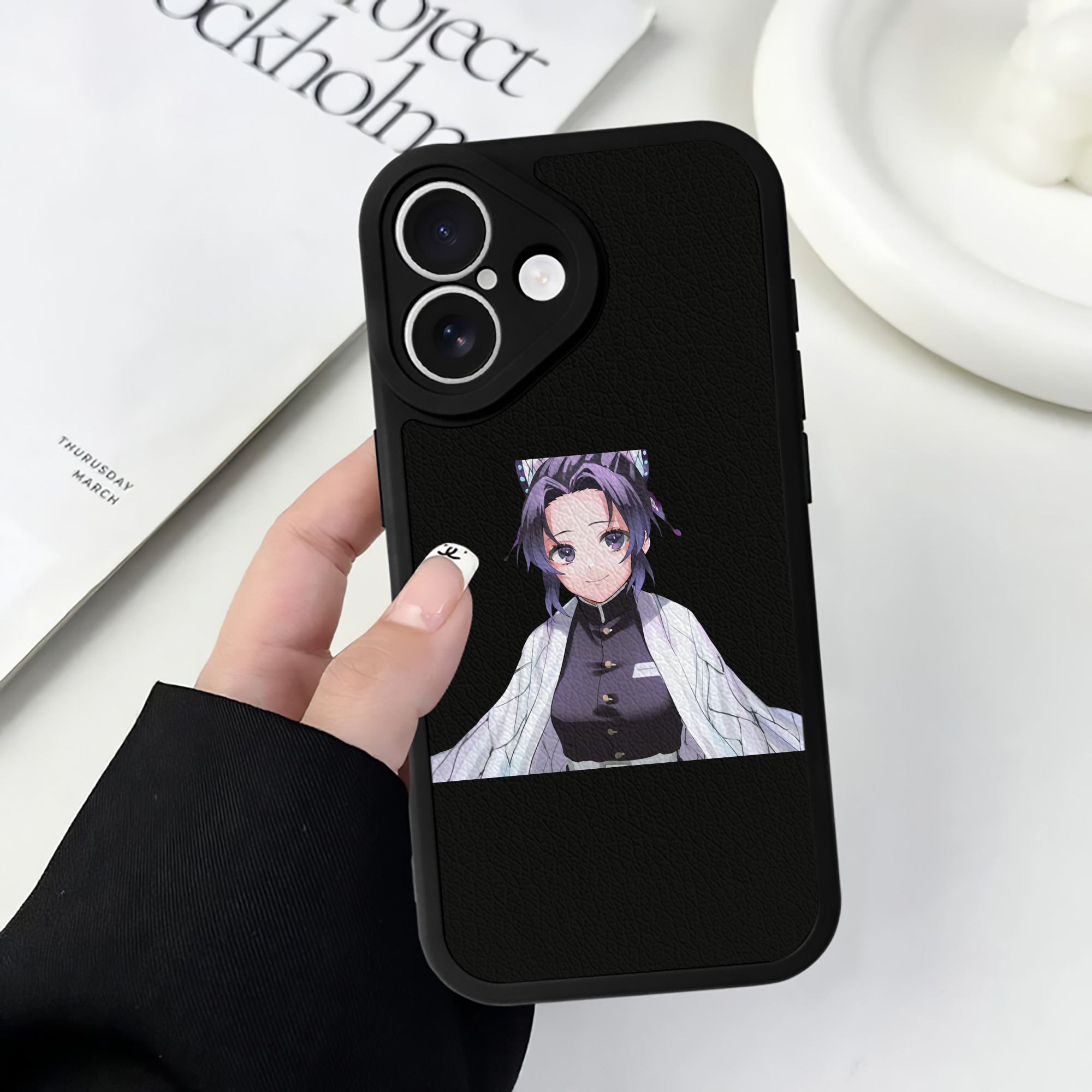 （画像用） 鬼滅の刃（きめつのやいば）蟲柱-胡蝶 しのぶ／こちょう しのぶ Kochou Shinobu 【iPhone 16シリーズ対応】シリコンスマホケース（レザー調） 材質：シリコン